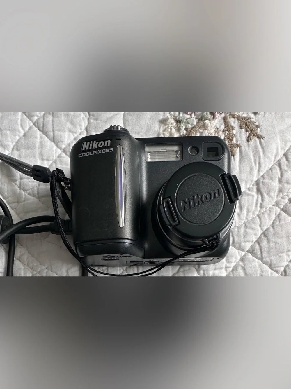 Nikon COOLPIX 885 Digital Camera in Black with Charger and USB Cable